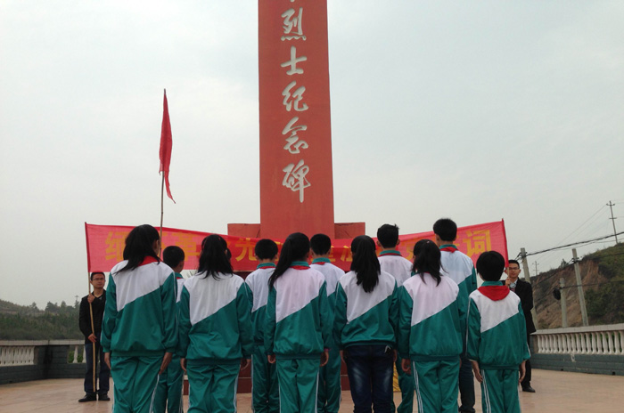 黄柏中心小学清明祭奠英烈.jpg